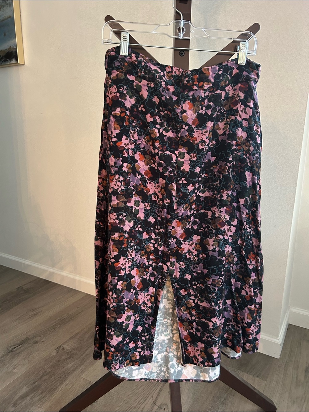 Saint + Sofia Women's Floral Midi Skirt in Black and Pink
